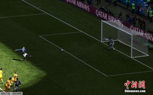  VAR技术改变比赛走向，争议判罚引发热议