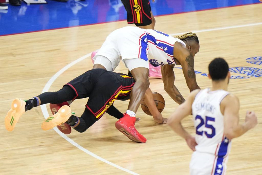  老鹰特雷杨三分雨浇灭活塞反扑