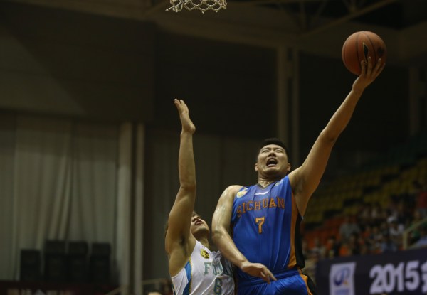  广东宏远快攻如潮大胜四川金强男篮