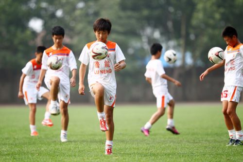  青训小将临危受命，处子球改写比分牌